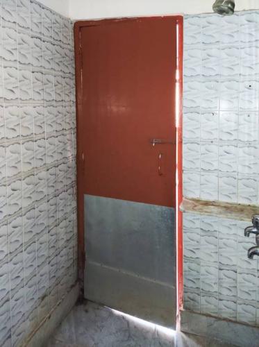 27.Common Toilet Back Wall